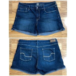 Signature by Levi Strauss Modern Shorts Women’s Plus Size 18 Waist 34 Dark Wash